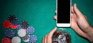 628 bulalo ကာစီနို Slots နှင့် Table Games မိုဘိုင်းဖုန်းမှ ကစားနေသောမြင်ကွင်း